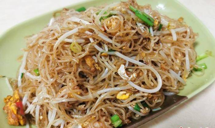 Stir-fried Vermicelli with Duck Shreds 鸭丝炒米粉